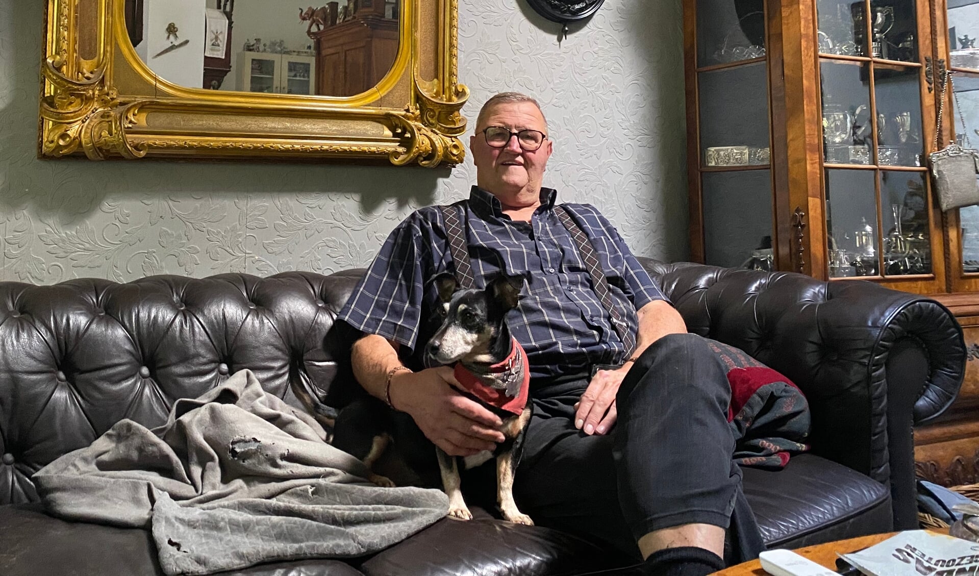 Alex van Dusschoten en hond Jacky missen Milo die stierf door het eten van een krentenbol met gif die langs het looppad op de Kawoepersteeg in Ermelo.