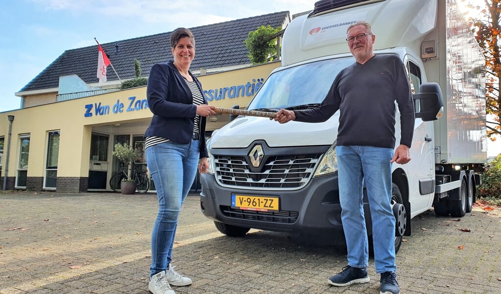Marijke van Doorn-van de Zandschulp heeft haar 'Voedselbank-coördinatie-estafettestokje' overgedragen aan Rene Kleinveld.