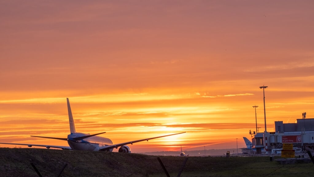Schiphol bij zonsopgang.