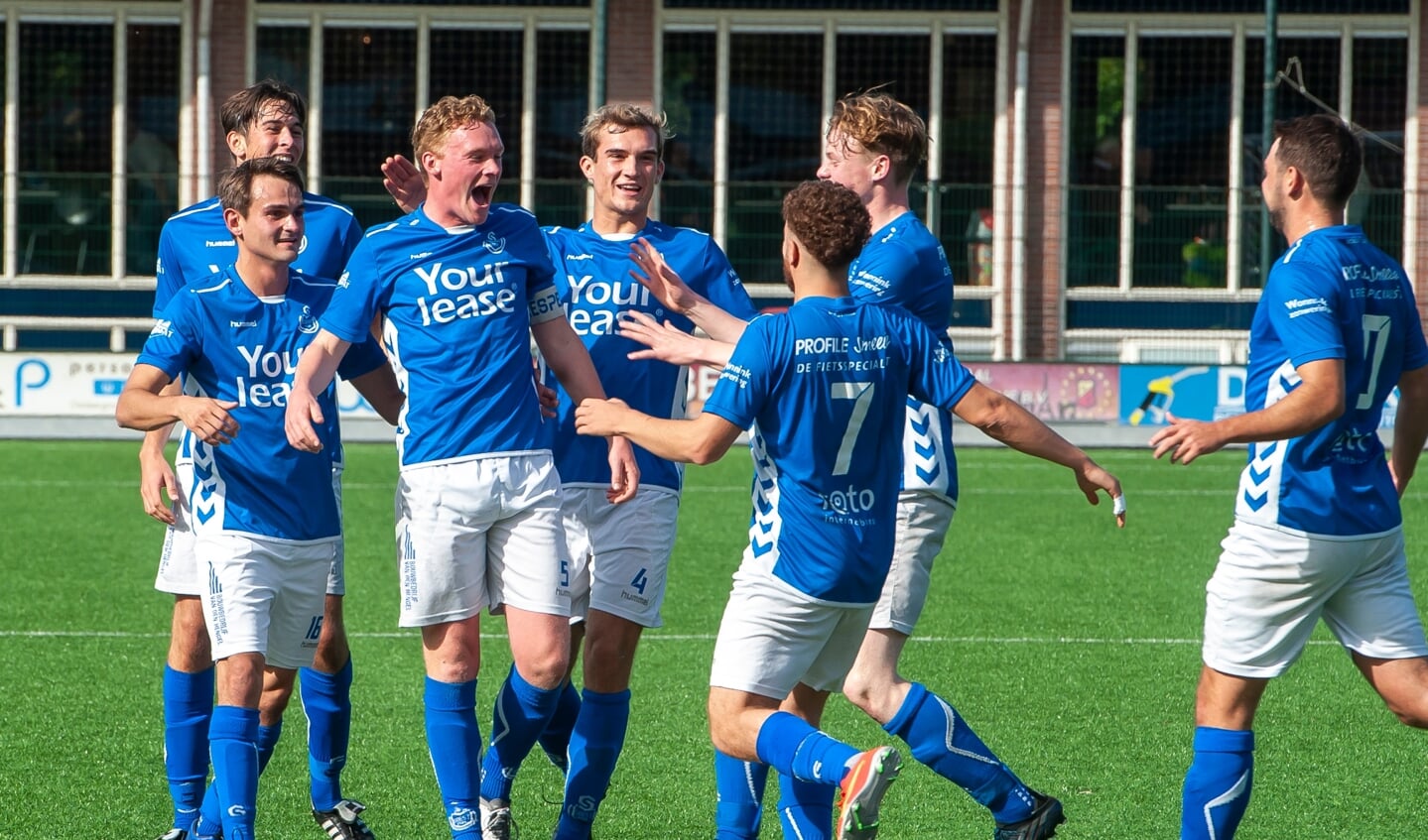 Thijs Janmaat is het middelpunt van de feestvreugde als hij SO Soest op een 1-0 voorsprong zet
