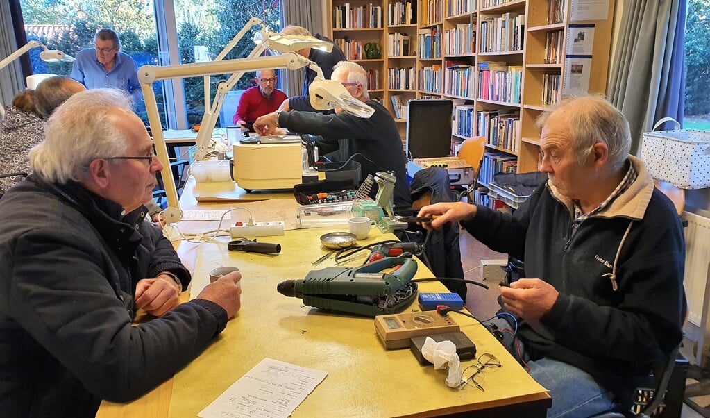 In het Repair Café Bennekom lukte het de reparateurs afgelopen zaterdag ook weer om veel apparaten 'aan de praat' te krijgen.