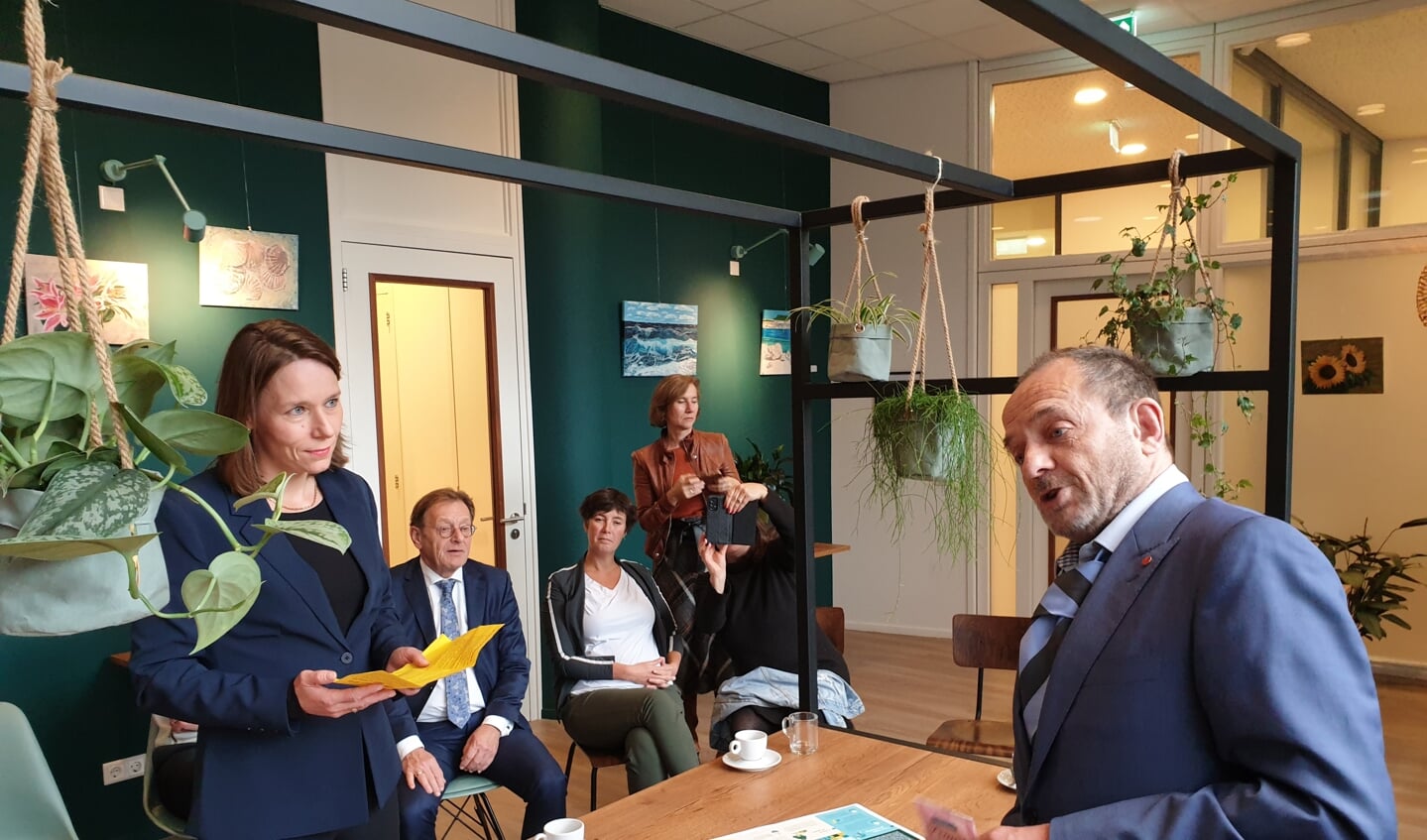 Jantje Paasman vertelt de minister wat er allemaal gebeurt in de Weggeefwinkel. 