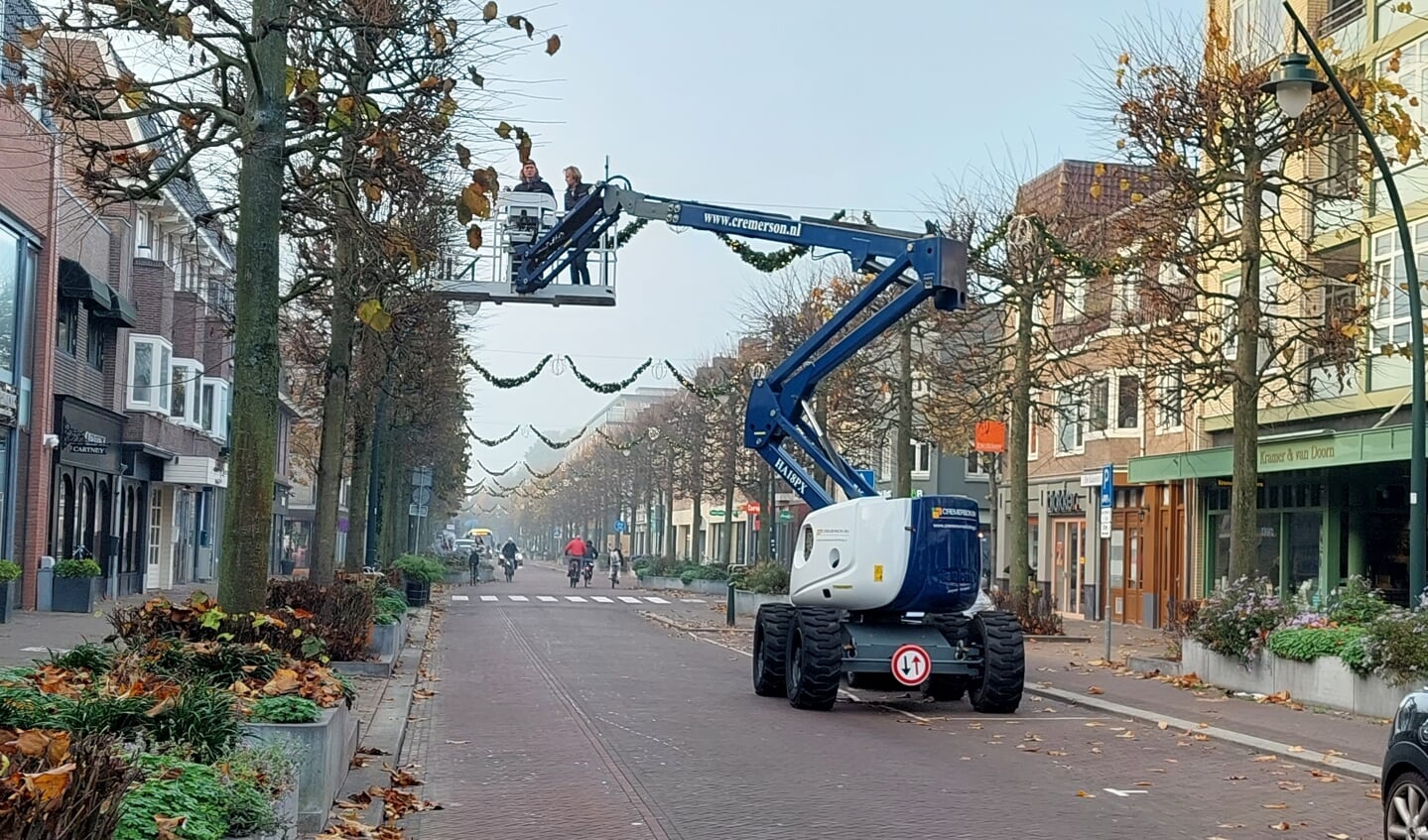 Maandagmorgen is de verlichting op de Slotlaan opgehangen.