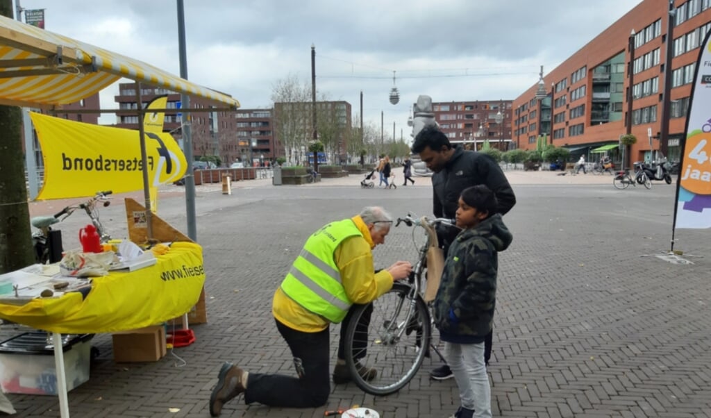 Leden Fietsersbond Propageren Met Verlichtingsactie Fietsgeluk Voor