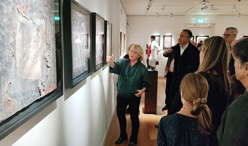 Gerti Bierenbroodspot vertelt bezoekers van de opening van haar expositie over haar fascinatie voor nieuwe materialen.