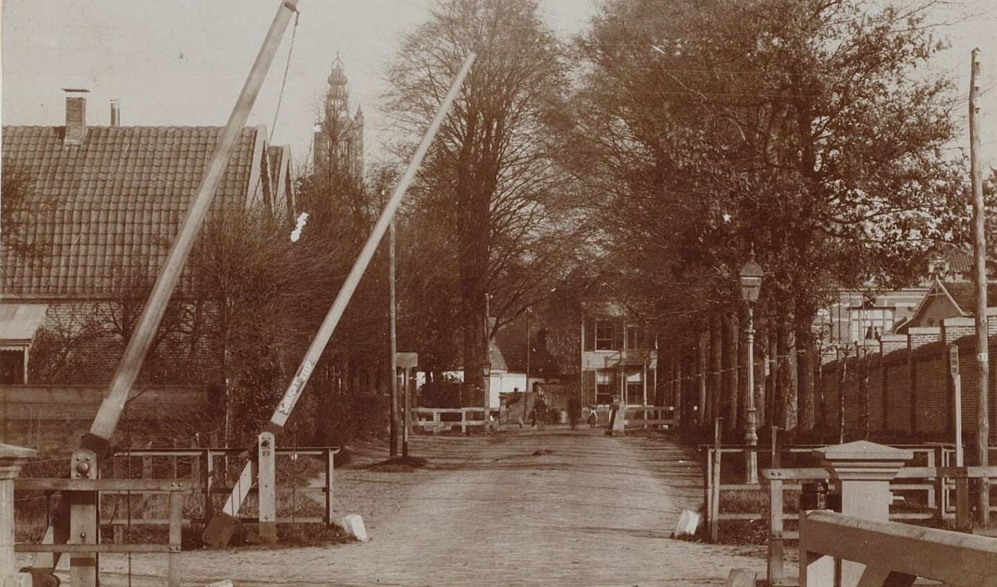 Toen en nu (1): De spoorwegovergang op de Utrechtseweg in Amersfoort over de Ponlijn in 1910.