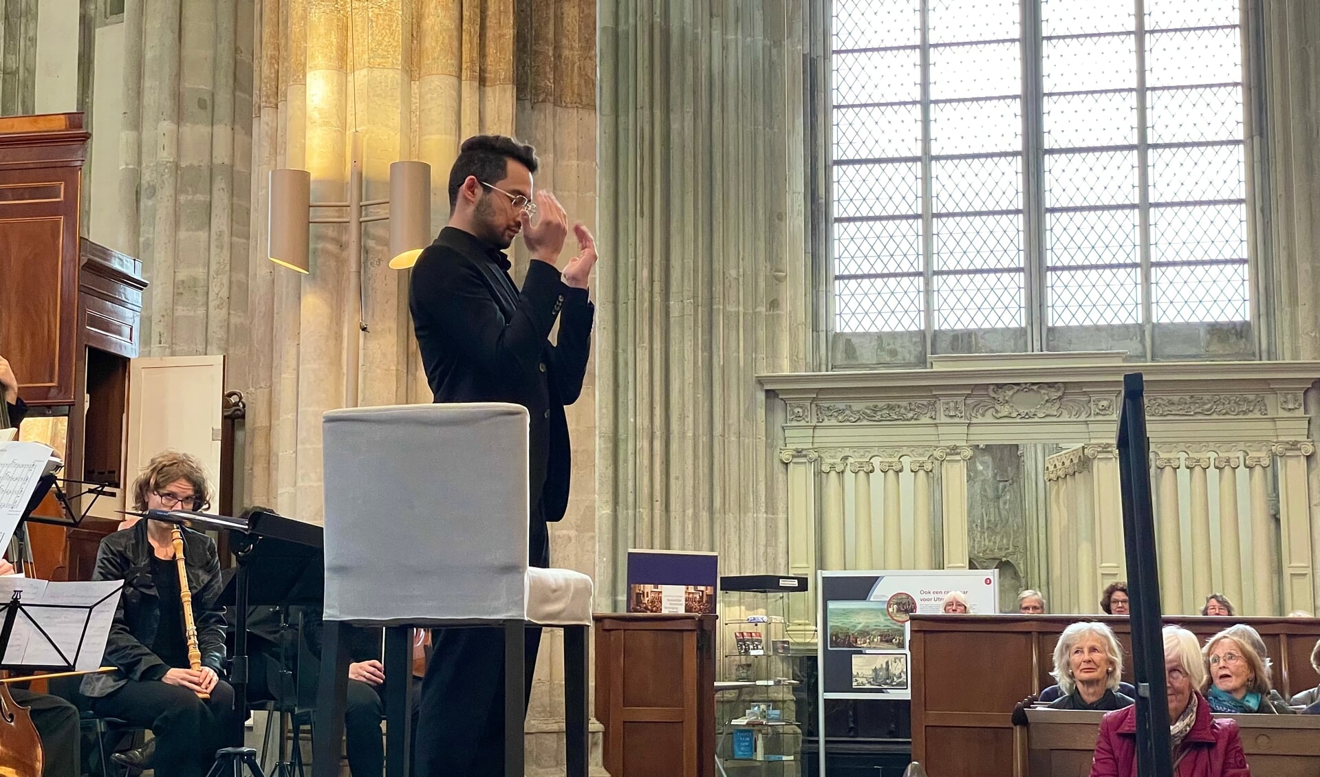Anthony Scheffer dirigeert het koor van de Koninklijke Oratorium Vereniging Utrecht opgesteld rondom het publiek