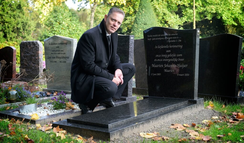 Arie Huijser bij het graf van zijn overleden zoon Maarten.