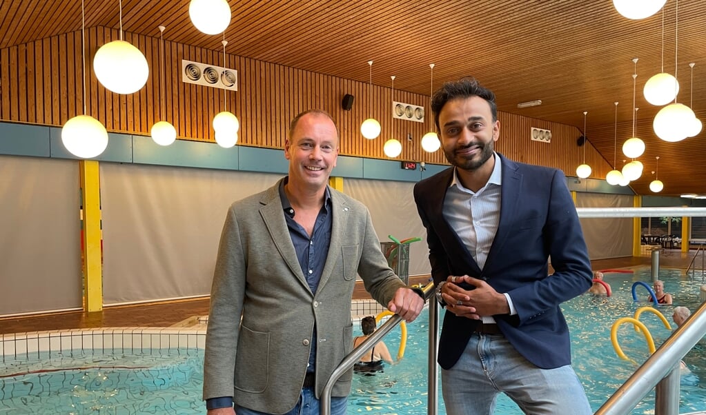 Directeur Mark Broere en wethouder Sarath Hamstra in zwembad Calluna in Ermelo dat met verdubbeling van energiekosten te maken heeft.