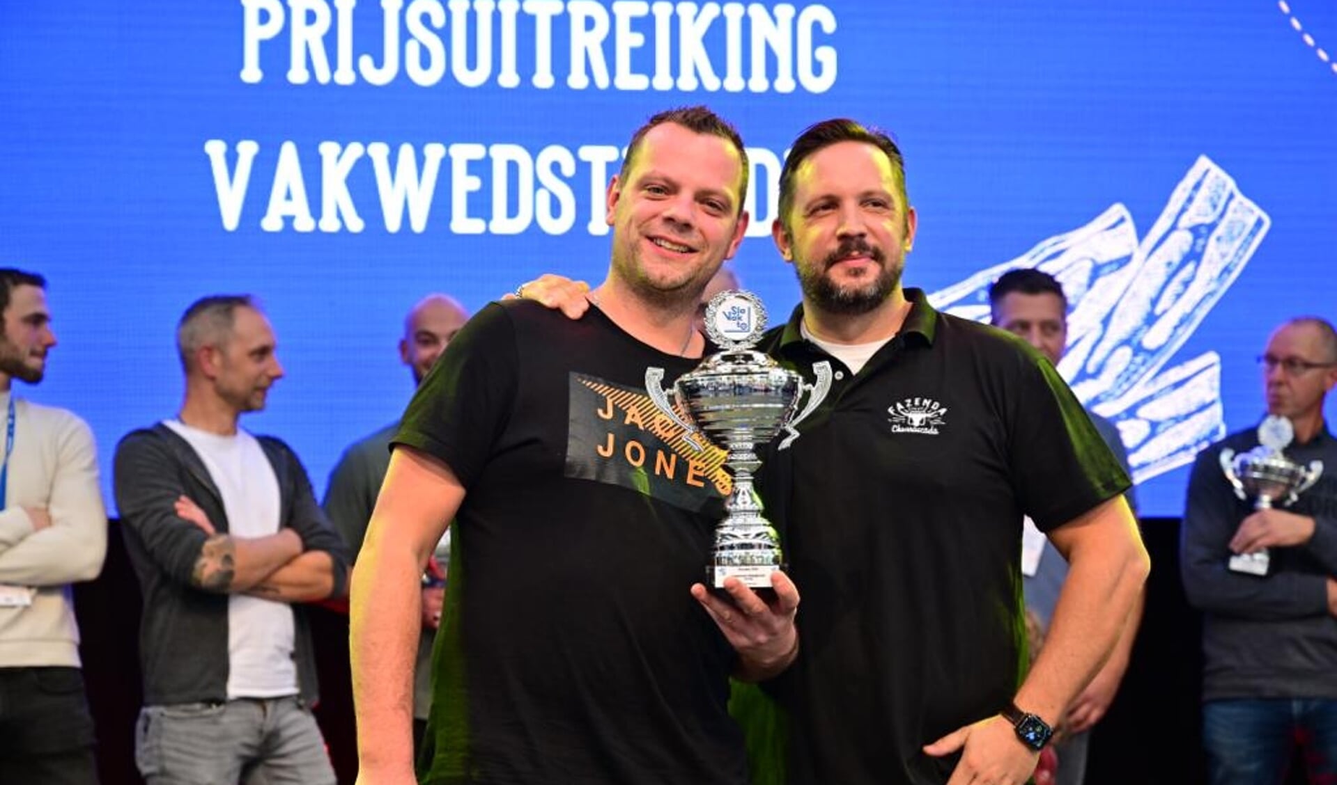 Marco Veenema (links) wint zes keer goud en krijgt uit handen van Jord Althuizen de beker.