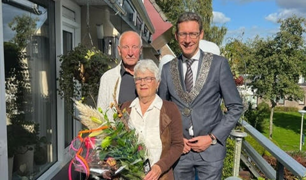 Echtpaar Belsgraaf-Houtkamp met burgemeester Poppens.