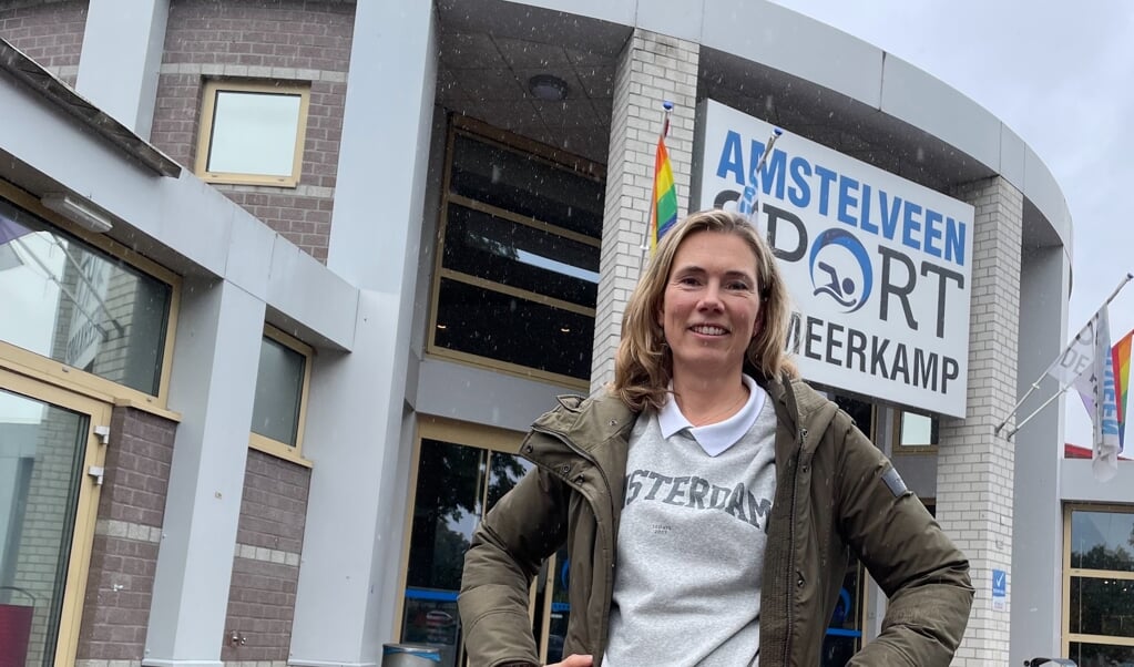 VVD-raadslid Femke Lagerveld voor de ingang van zwembad De Meerkamp. Ze is bezorgd over de wachtlijsten voor zwemlessen.