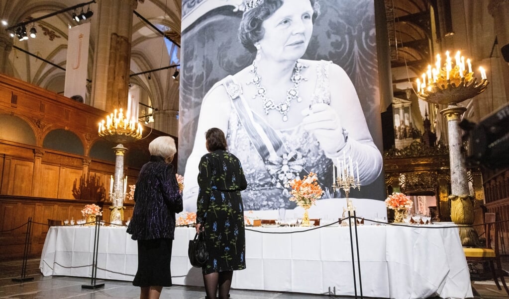 Prinses Beatrix bij de opening van de tentoonstelling De eeuw van Juliana. 