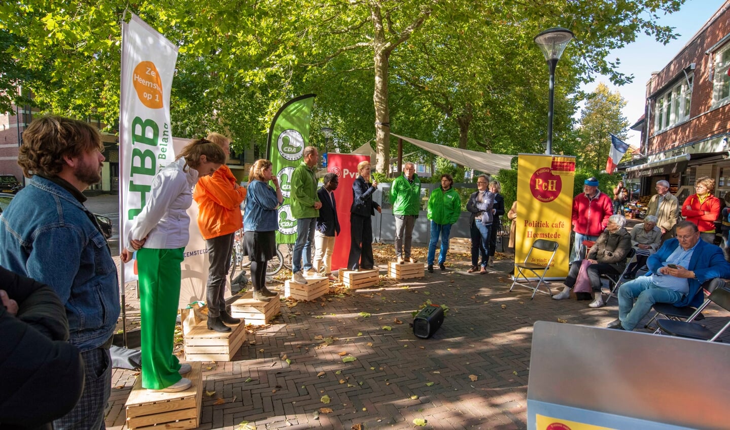 Vertegenwoordigers van D66, HBB, VVD, CDA, PvdA en GroenLinks in debat met inwoners van Heemstede