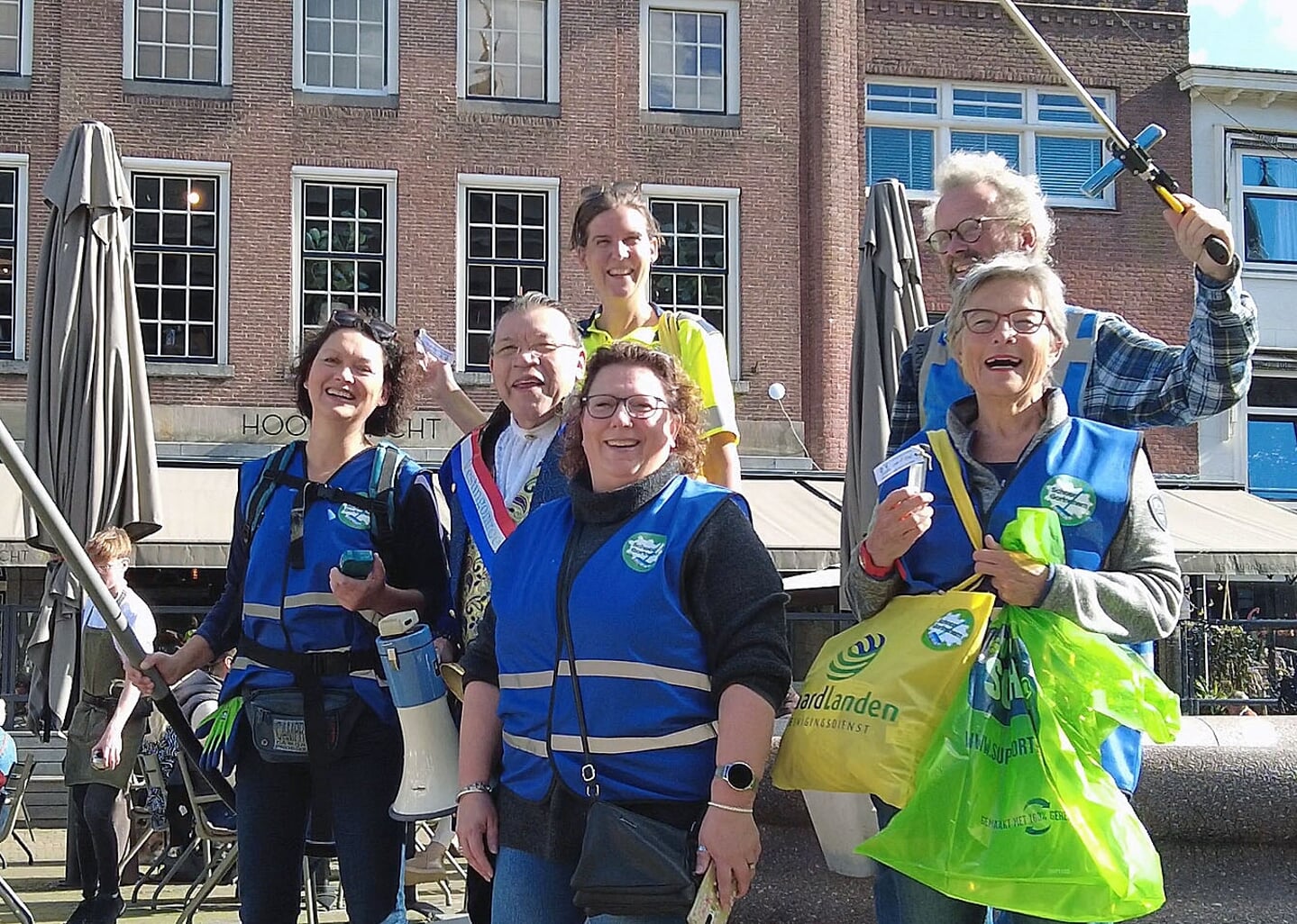 Overdracht Peukenzuiger van Waardlanden aan Schoon Gorinchem. Demonstratie door rondje in de stad.