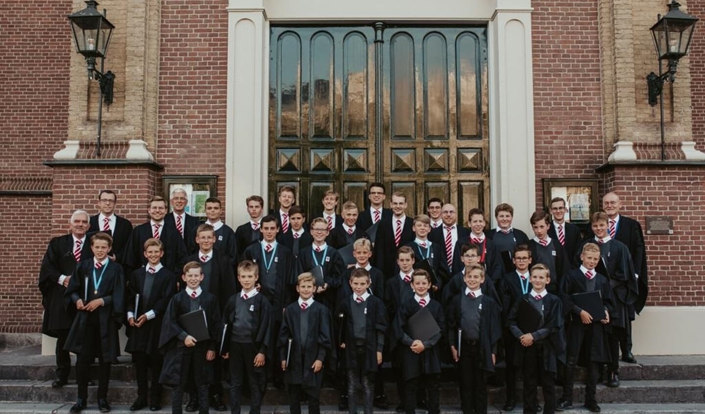 Gorcum Boys Choir voor de Grote Kerk