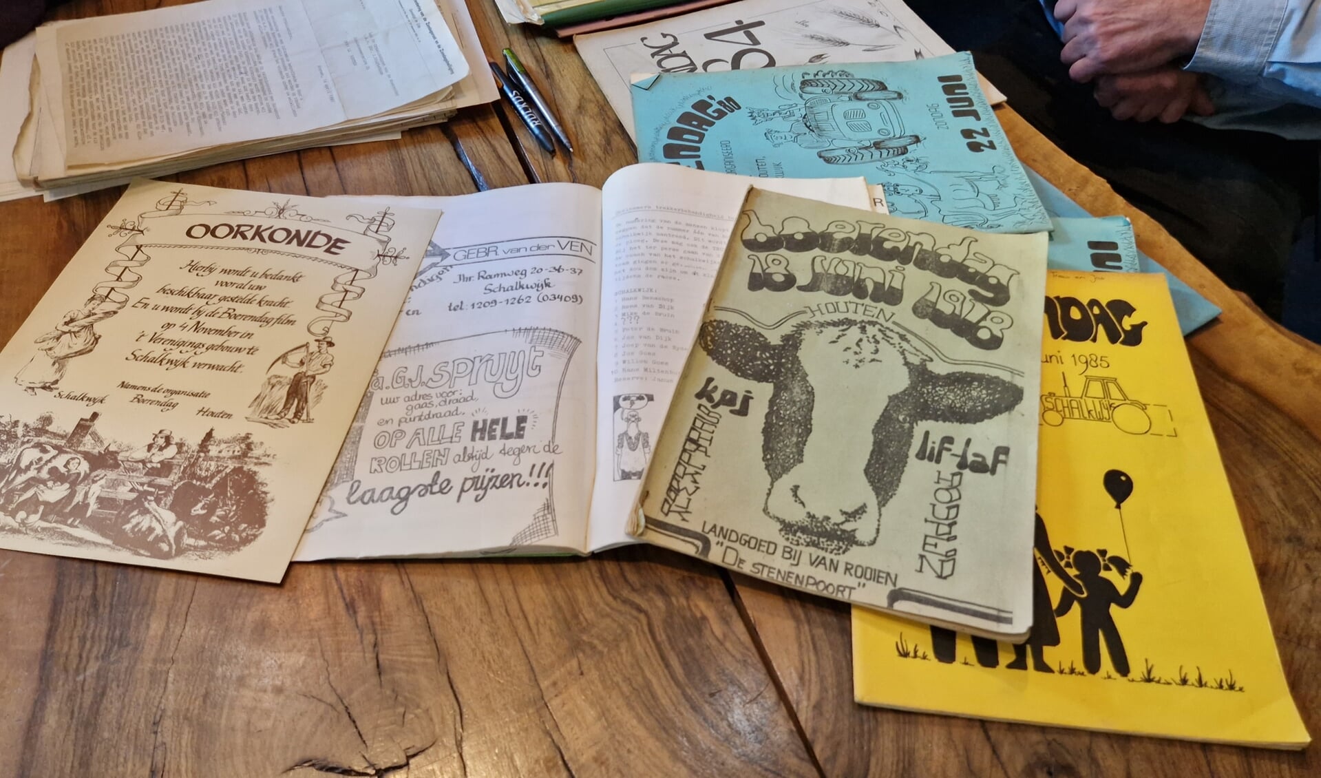 Verschillende magazines van de Boerendagen en papieren van de vergaderingen van toen.