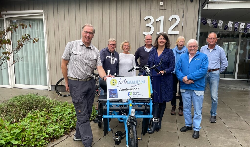 Het team vrijwilligers en initiatiefnemers geven samen met wethouder Barbara de Reijke de aftrap voor Fietsmaatjes Ouderkerk.