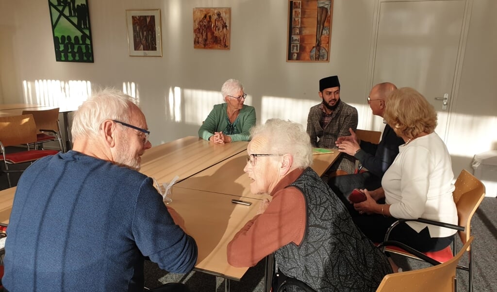 In groepjes gingen mensen met verschillende achtergronden met elkaar in gesprek.