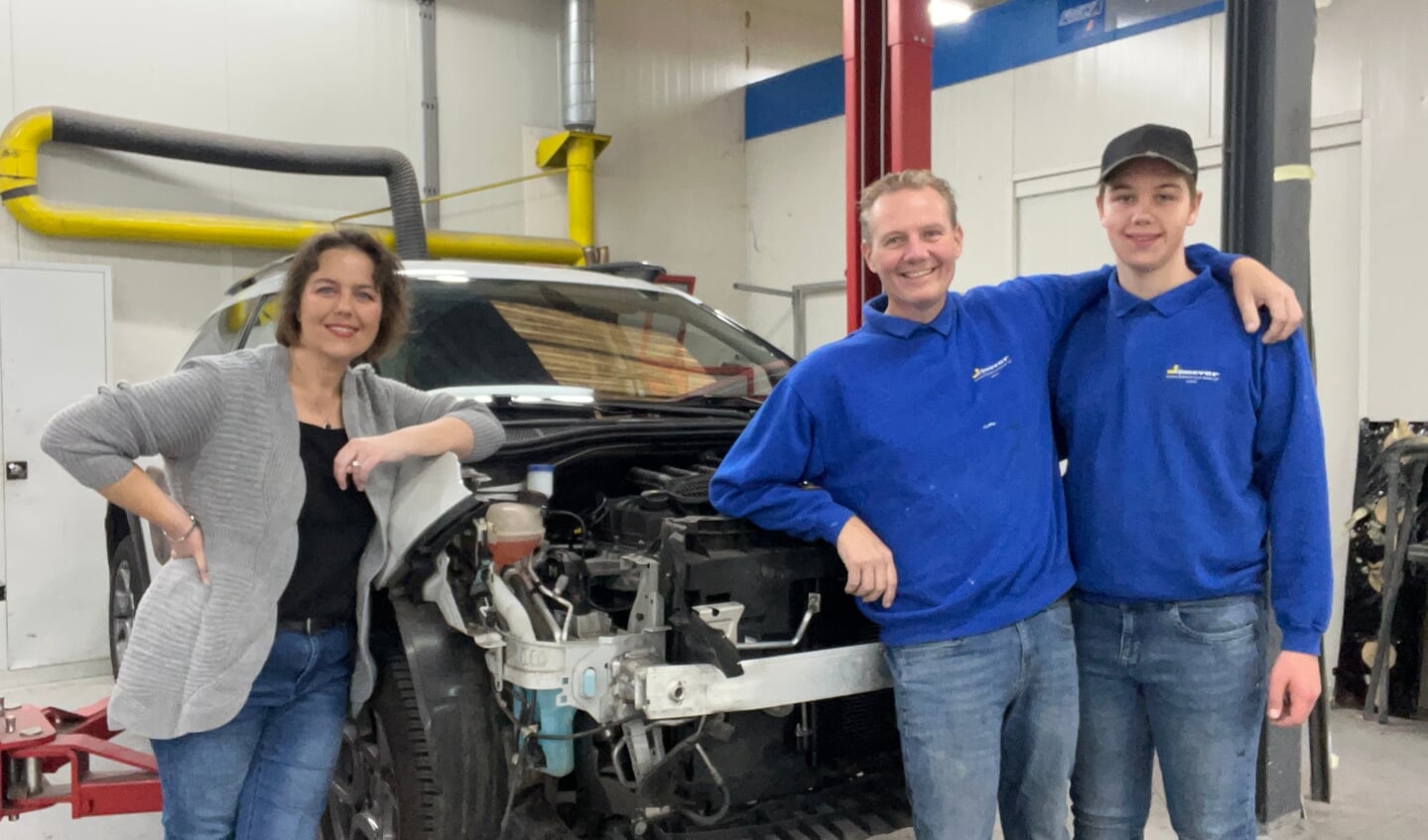 Steffie, Pieter en Roy van Rijnsoever nemen afscheid van hun autoschadeherstelbedrijf