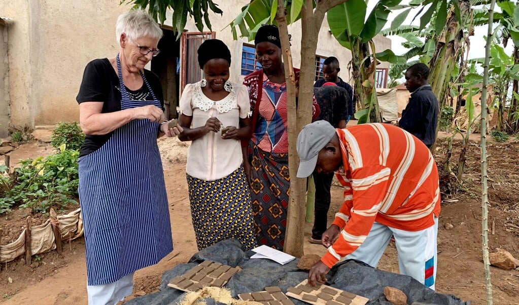 Frouwien Soenveld deelt haar kennis in Rwanda met een groep studenten: "Ze stonden voor alles open om te doen en te leren" .