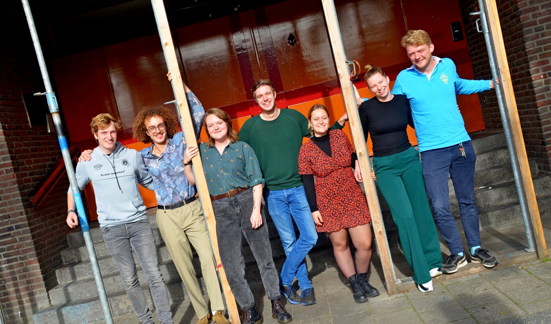 Dit zijn de zes muziekmakende studenten: Jurre, Kiki, Joep,  Sofie, Florine en Wessel, samen met vicevoorzitter Carlo.