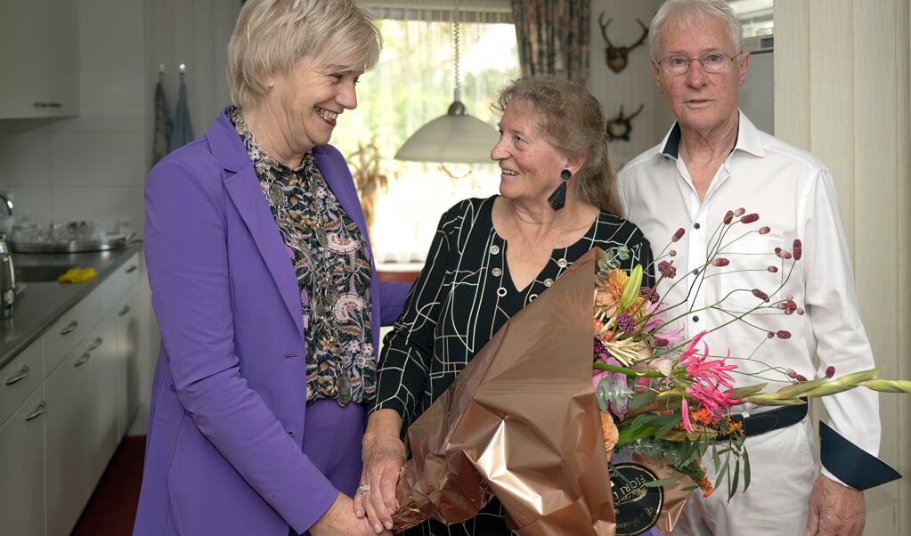 Burgemeester Agnes Schaap op bezoek bij het echtpaar Vetter-Elerie in Heelsum. Zij vieren hun 60-jaig huwelijksjubileum.