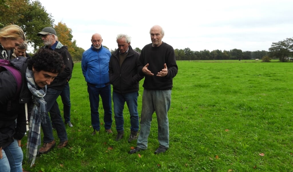 Boer Cor den Hartog (rechts) geeft uitleg over bodem en grasland.