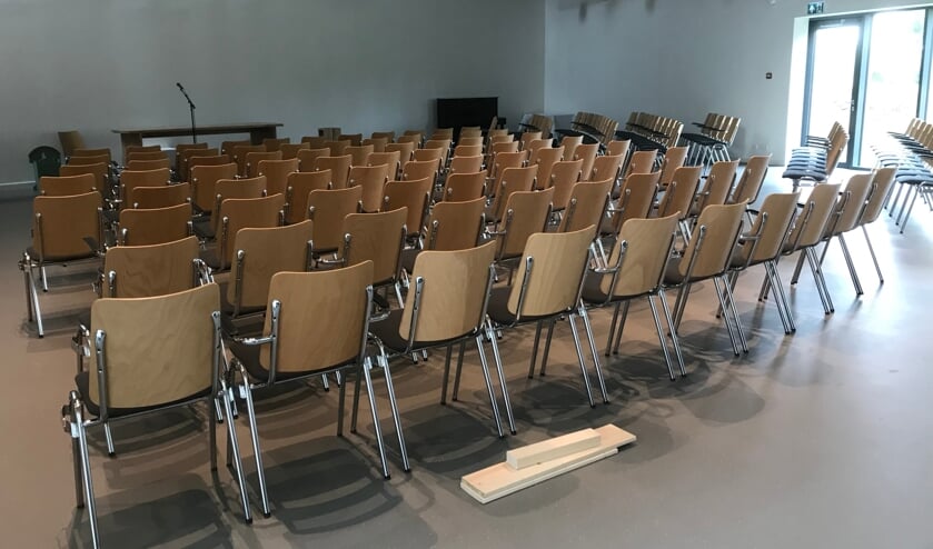 De stoelen staan reeds klaar in de kerkzaal