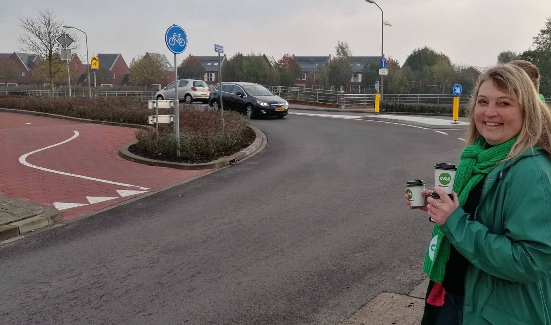 Marije Stegenga schenkt samen met collega's van CDA Veenendaal koffie aan automobilisten die op de rondweg in de file staan. 