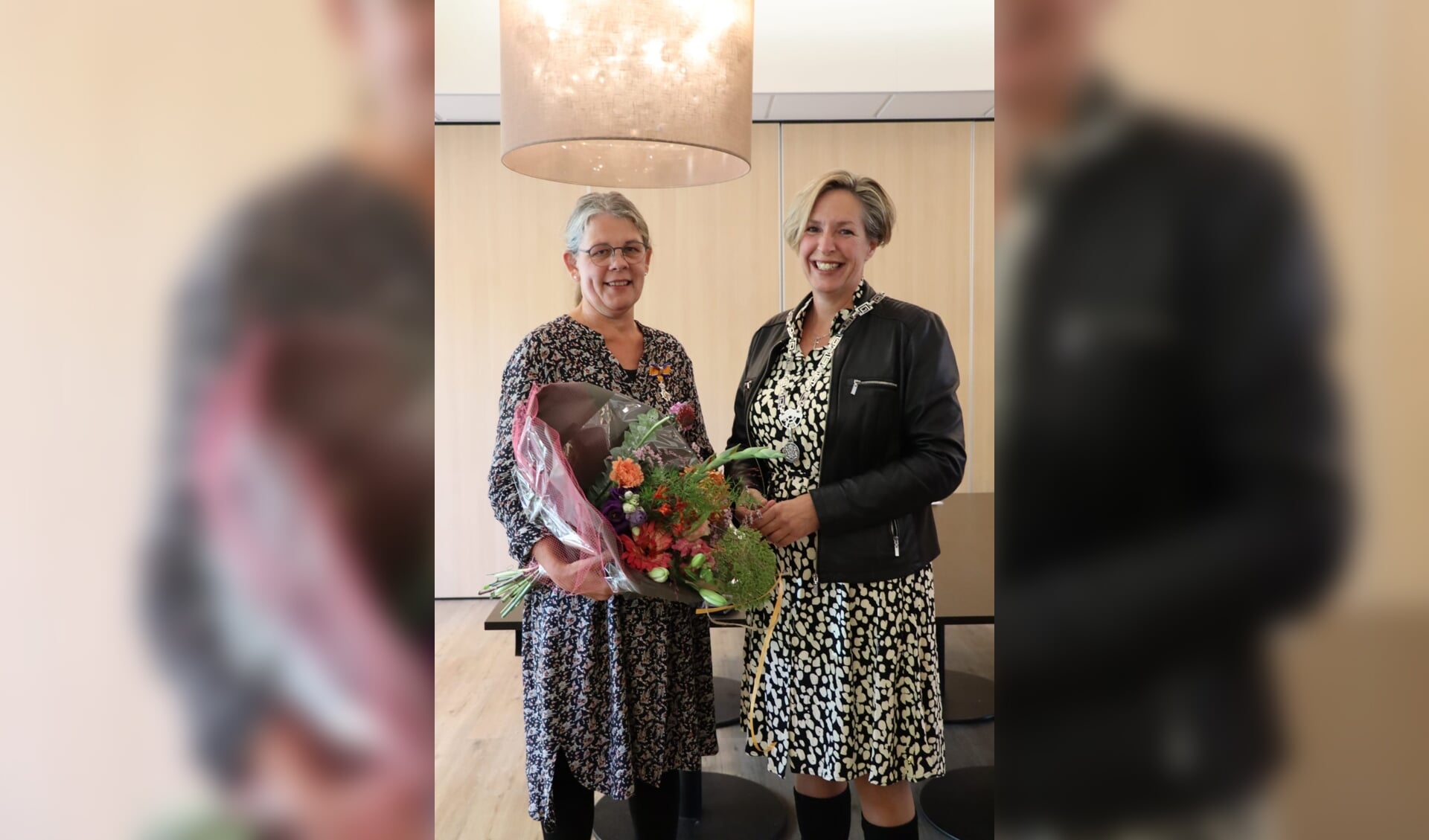 Liesbeth Struijk-Van Dijk kreeg door burgemeester Petra Doornenbal een koninklijke onderscheiding opgespeld.