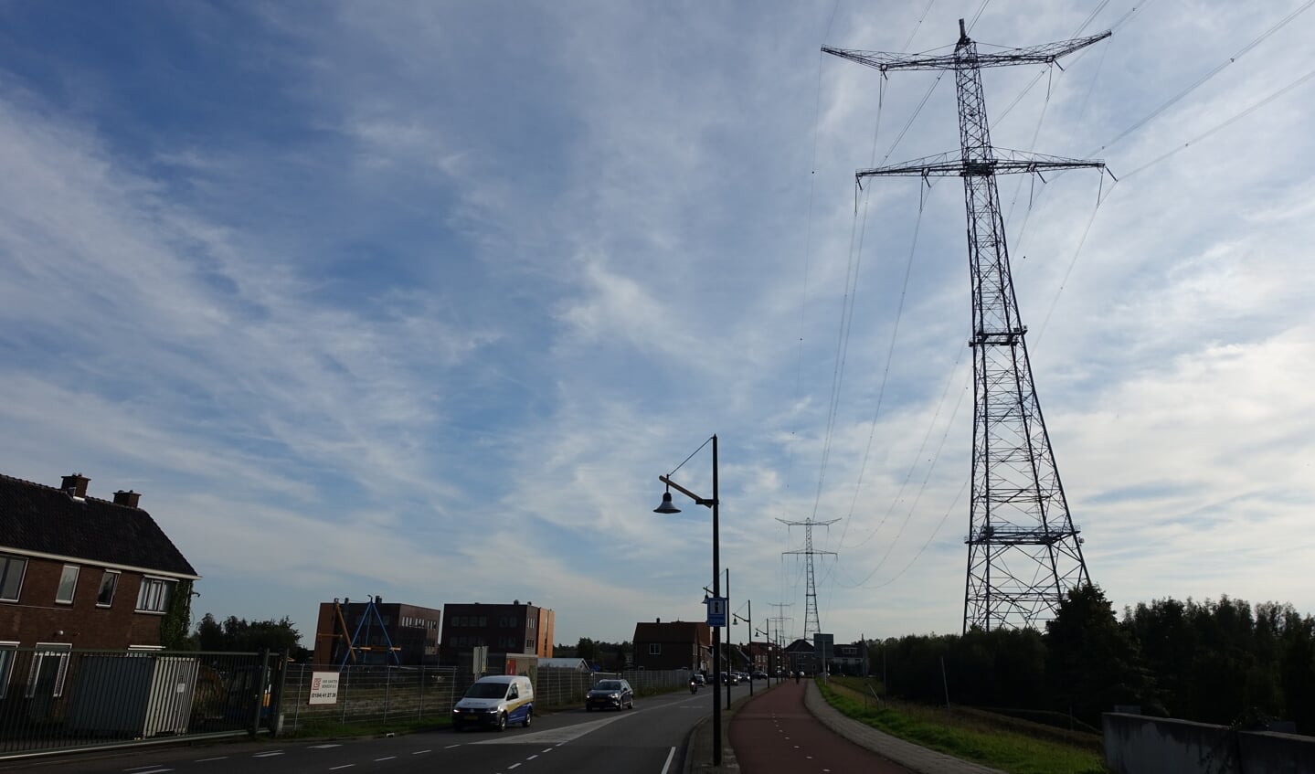 Hoogspanningsmast nabij de Rivierdijk in Sliedrecht