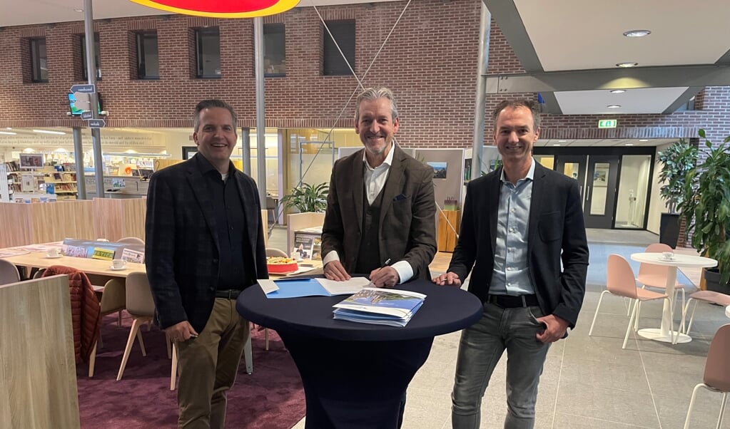 v.l.n.r. Roelof Wind, burgemeester Hans van der Pas en Alex van Broekhoven.