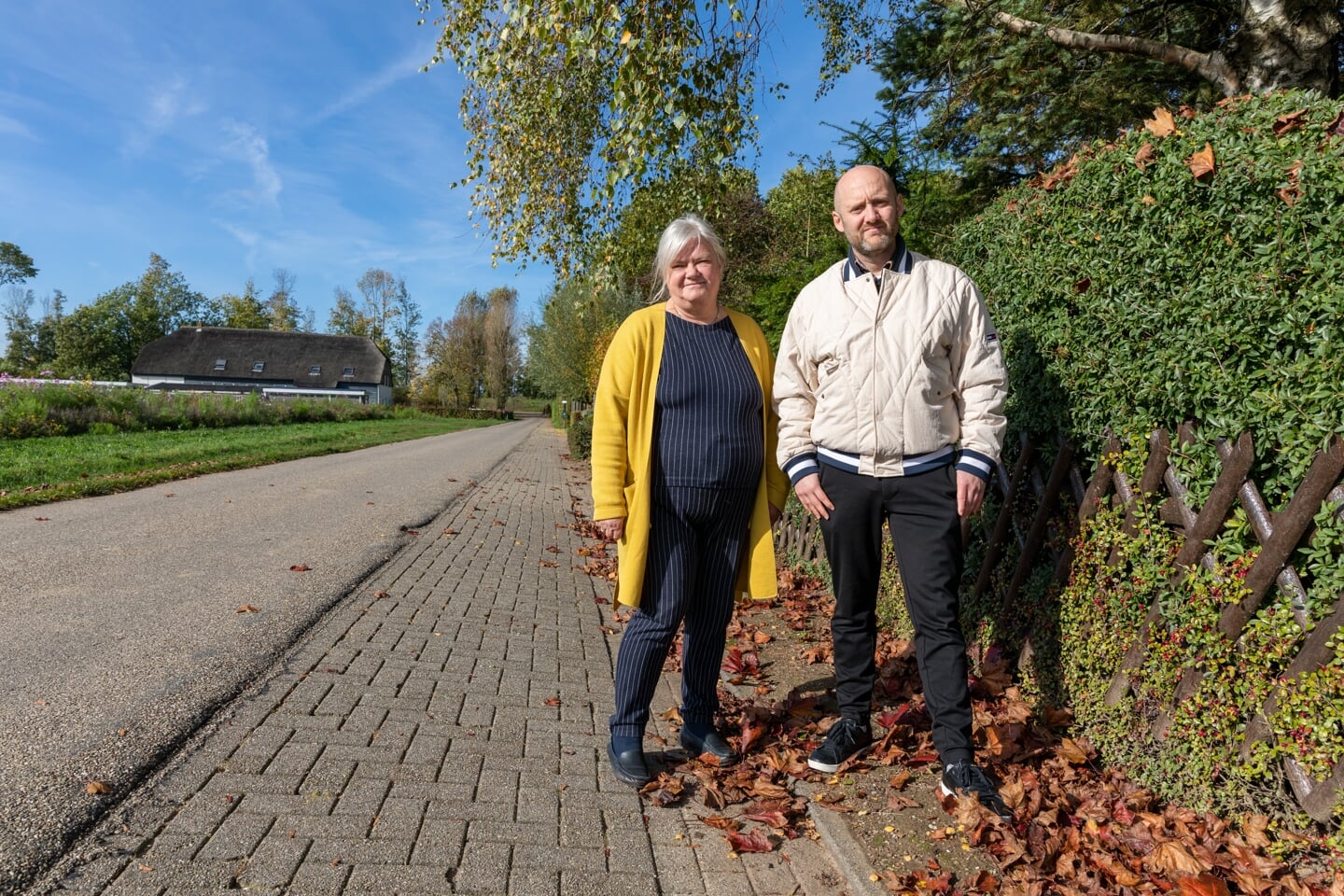 Hannie Visser-Kieboom en Alex Monster op de Dwarssteeg in Nieuwendijk