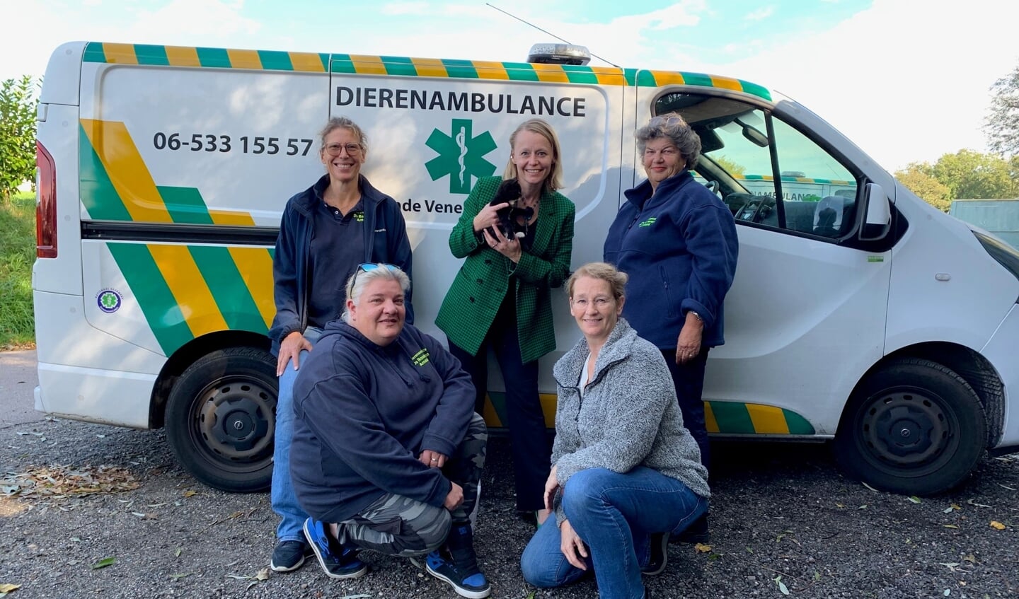 Wethouder Floor Gordon bedankt de medewerkers van de Dierenambulance.