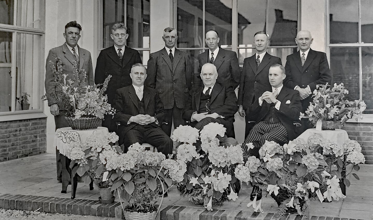 Schoolbestuur, 1955. Onder rechts Job van Kooten, oudoom van directeur Bas van Kooten.