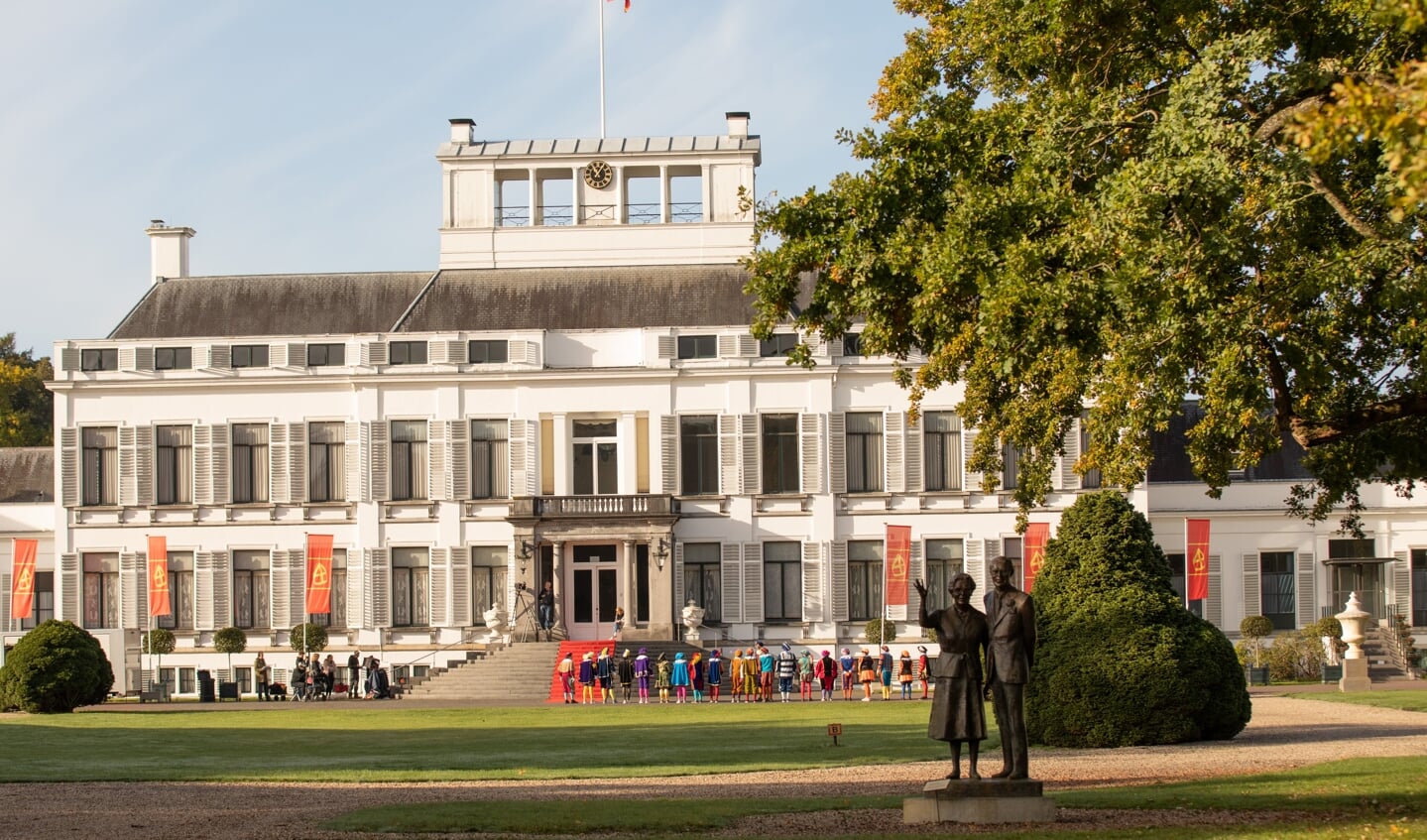 Pieten Paraderen Al Vroeg Voor Het Bordes Van Paleis Soestdijk ...