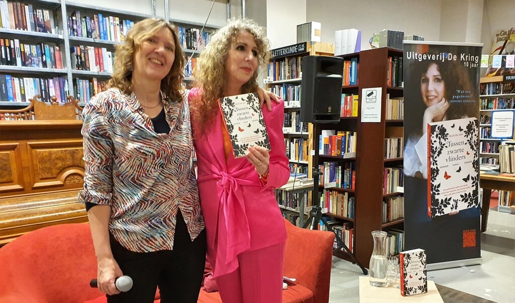 Een geëmotioneerde Felicita Vos ontving uit handen van uitgever Marie-Anne Wijnen het eerste exemplaar van haar roman.