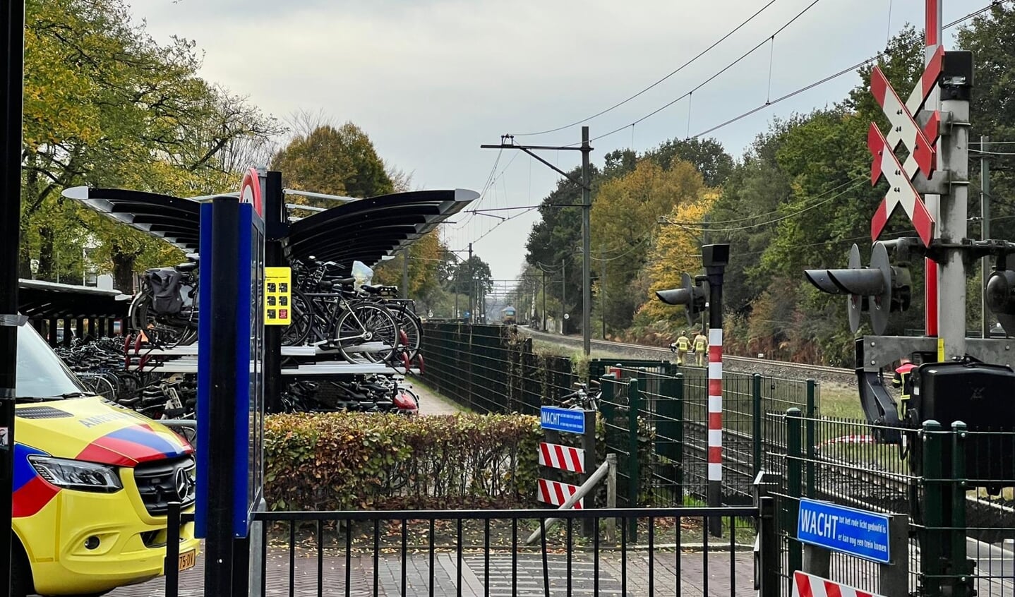 Geen treinen tussen Amersfoort en Zwolle na een aanrijding met een persoon bij de spoorwegovergang aan de Telgterweg in Ermelo.