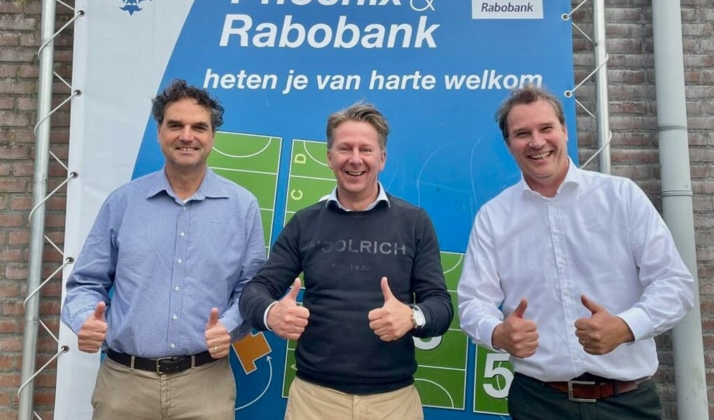 vlnr Marco Barrink (sponsorcommissie) Marcel Wijnen (Rabobank) en Klaas de Jong (voorzitter) 