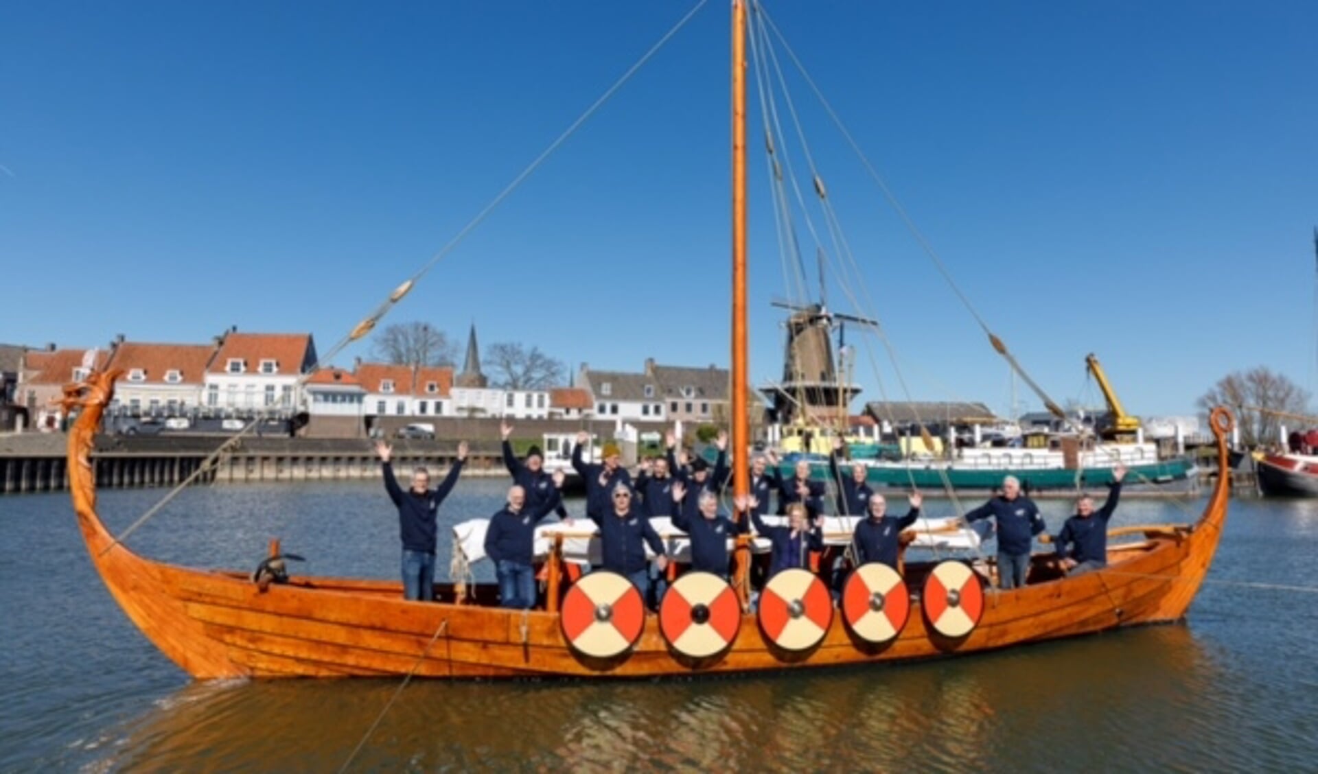 De schippers van het Vikingschip  zijn klaar om kinderen te ontvangen.