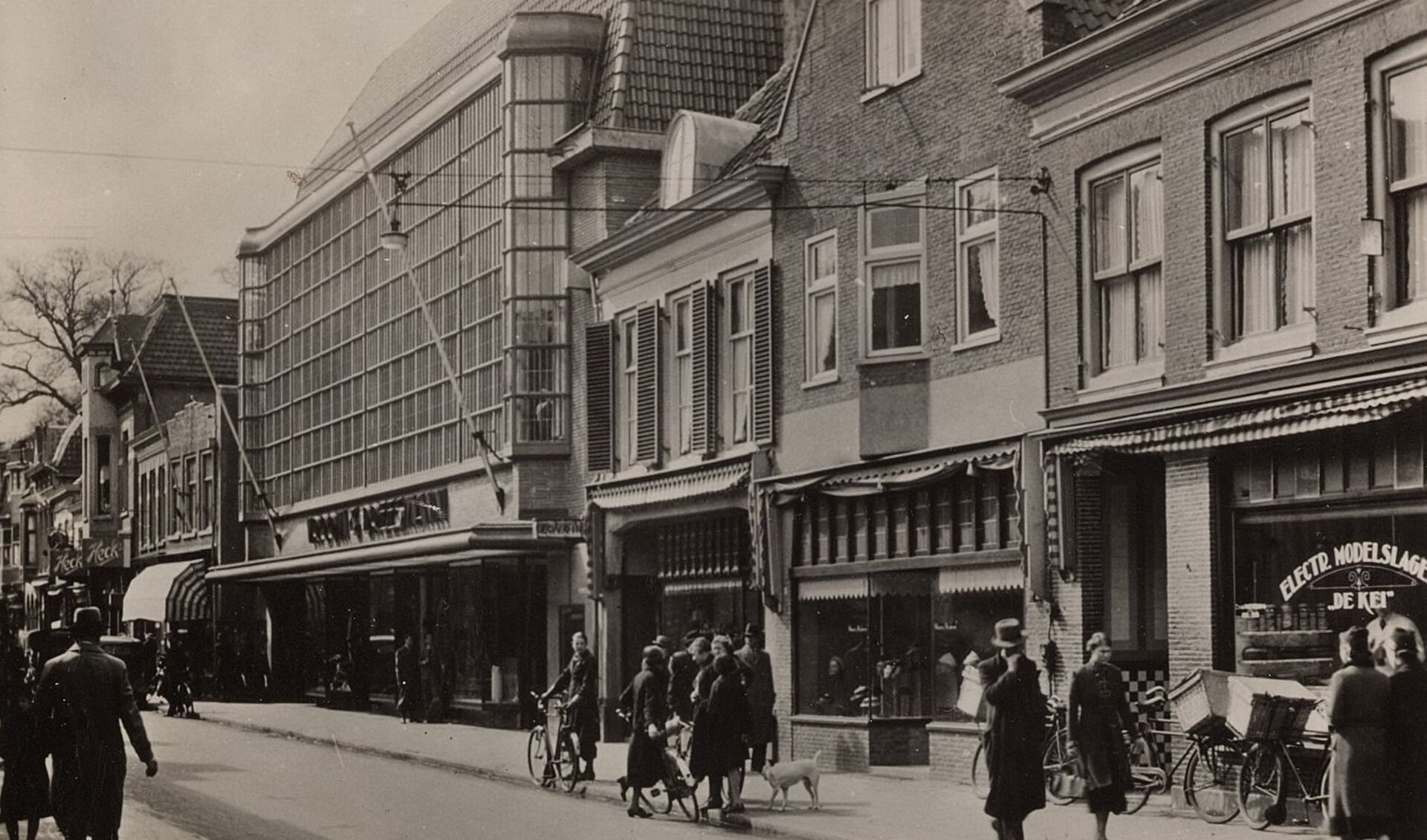 Het pand was bij de opening in 1935 het eerste grote warenhuis van Amersfoort en was destijds zeer modern met de glazen gevel. 