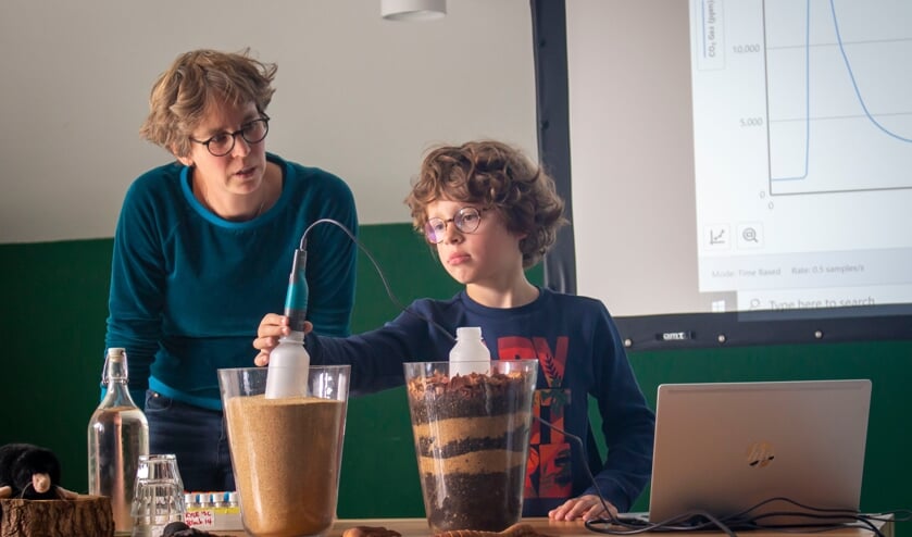 Wetenschapper Ciska Veen van het Nederlands Instituut voor Ecologie gaf bij GeoFort in Herwijnen een workshop over bodemdiertjes  