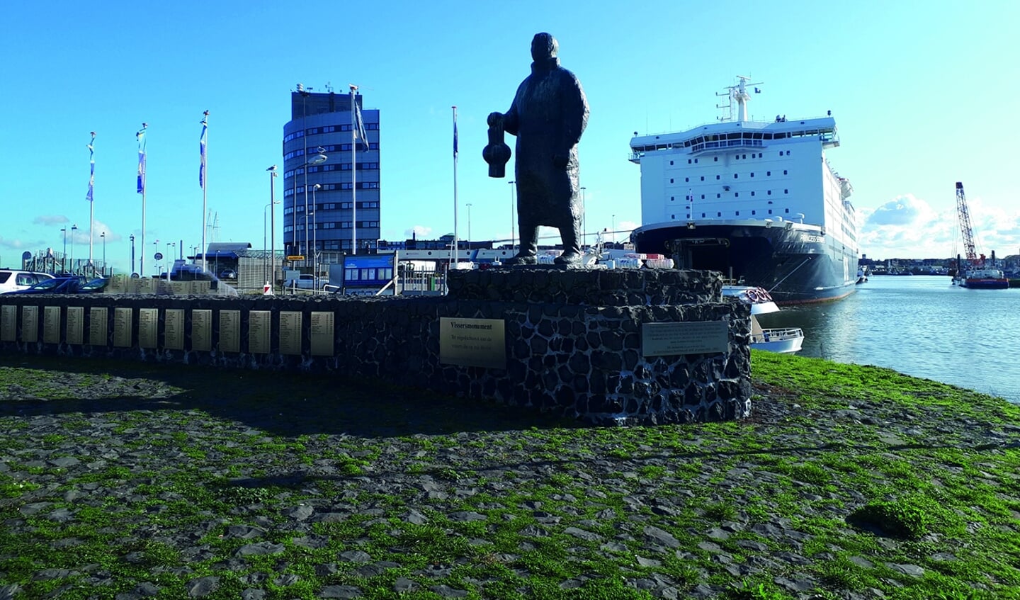 Het Vissersmonument bij de kop van de haven in IJmuiden.