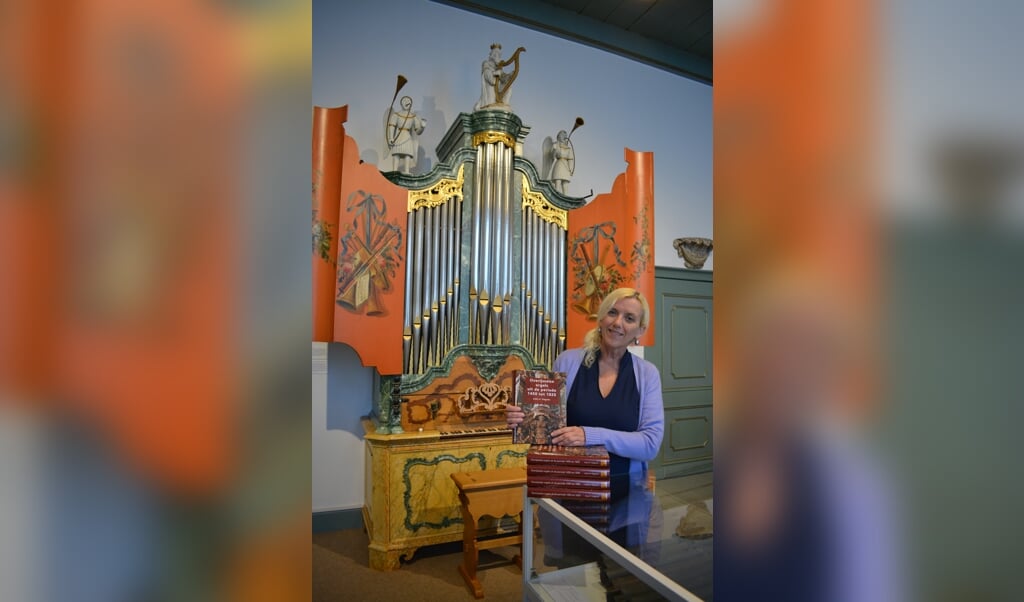WIlma Seijbel bij het 'Gapinge'orgel met de nieuwe publicatie.
