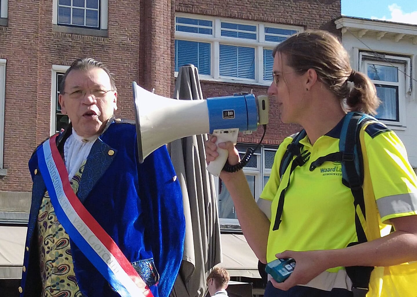 Overdracht Peukenzuiger van Waardlanden aan Schoon Gorinchem. Demonstratie door rondje in de stad.