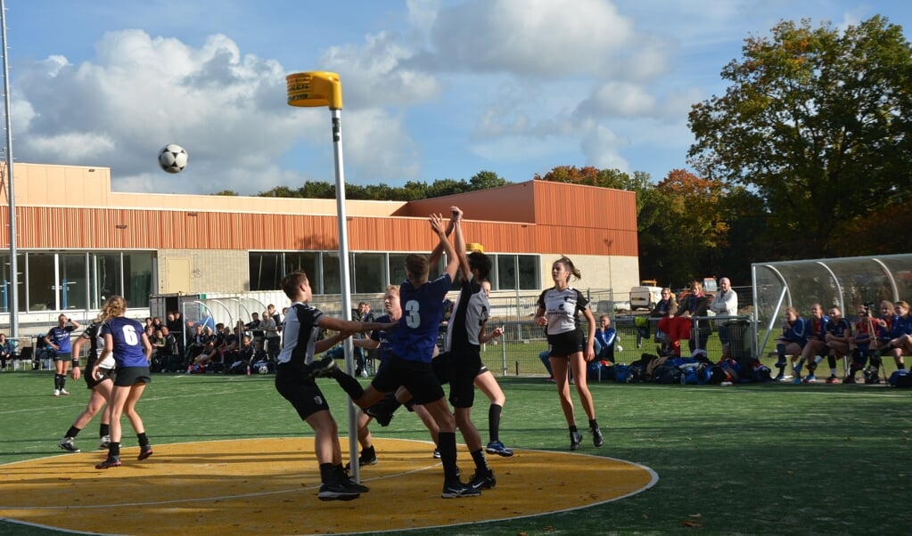 Prijsschieten voor Hellas’63 onder de korf van BlauwZwart.