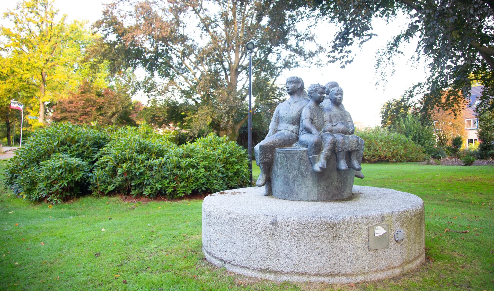 Een beeld in De Glind van vijf kinderen in verschillende leeftijdsfasen.