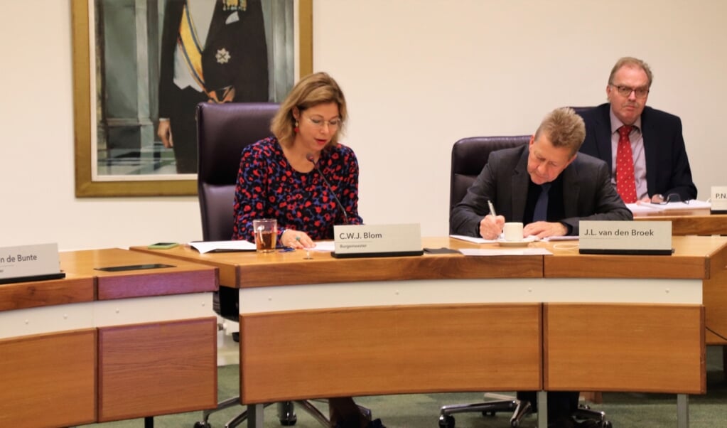 Burgemeester Céline Blom en griffier Jan van den Broek in actie. 