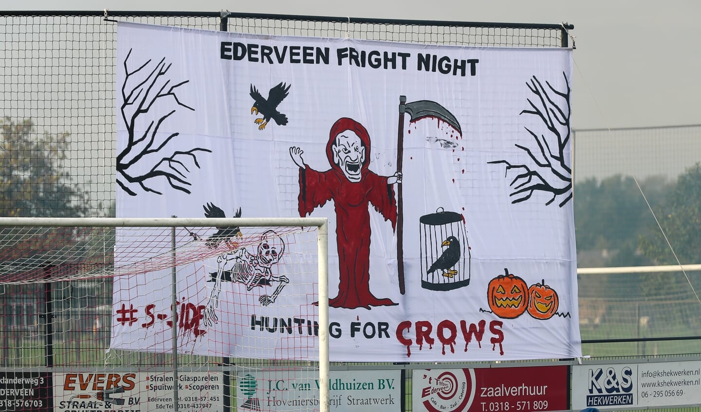 Een spandoek in Halloweensfeer bij Advendo, zaterdag voor de wedstrijd tegen Renswoude. 